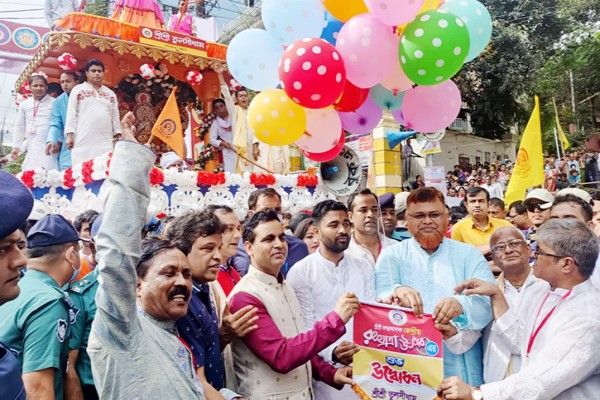 নন্দনকাননে রথের রশি টেনে কেন্দ্রীয় রথযাত্রা উদ্বোধন করেন ডা. রাজীব রঞ্জন সহ অতিথিরা