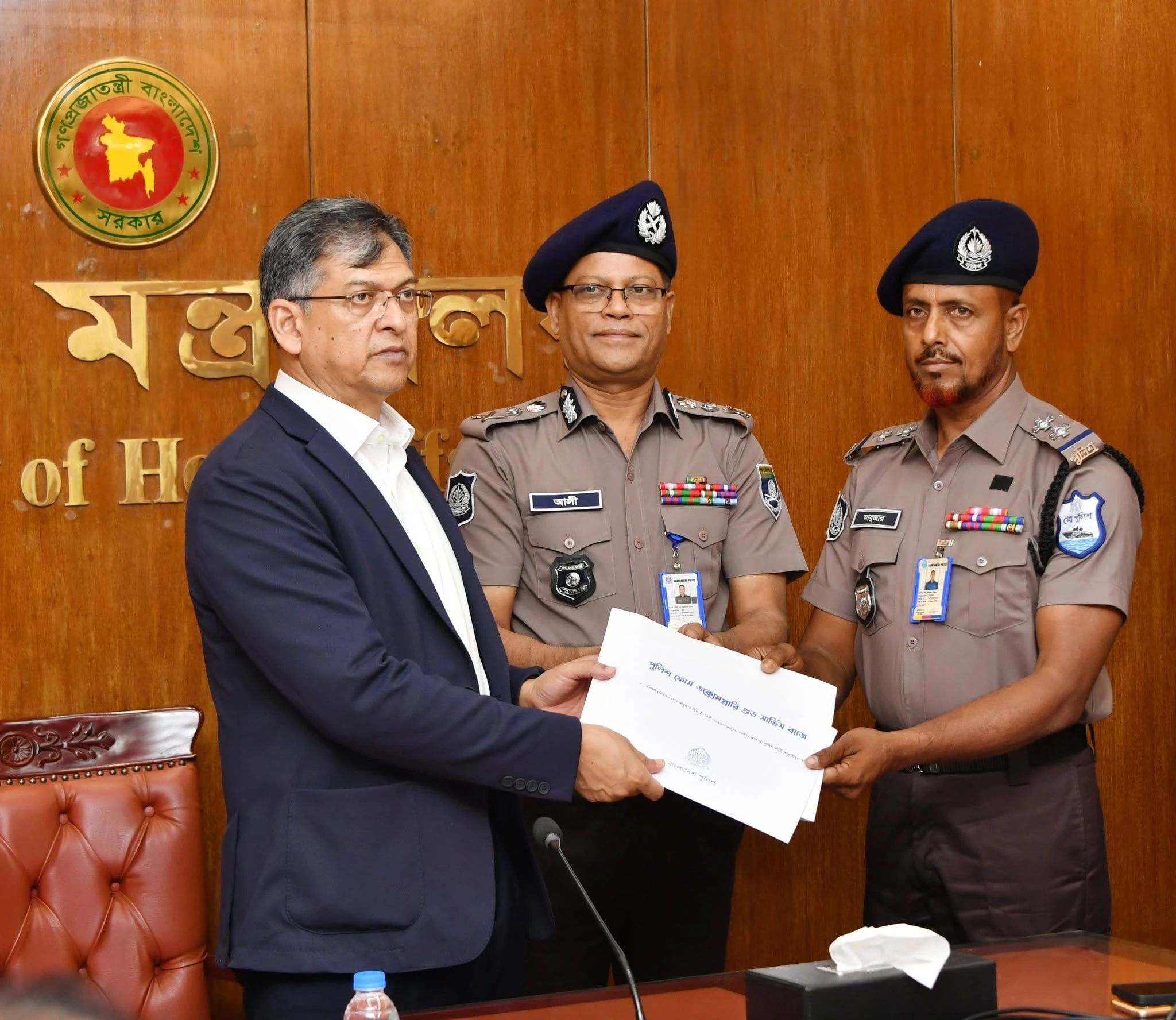 প্রশংসনীয় অবদান ও কৃতিত্বের স্বীকৃতিস্বরূপ ১৫ পুলিশ সদস্য পুরস্কৃত