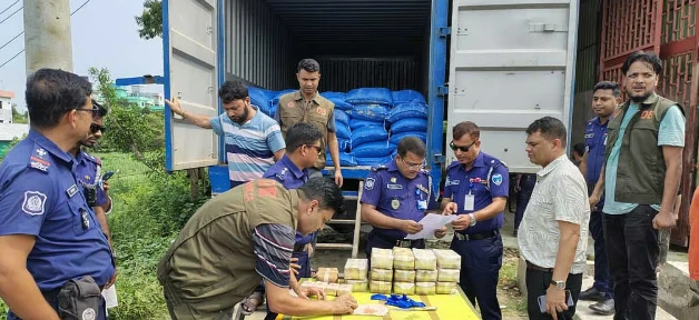 কুমিল্লায় লবণ বোঝাই কাভার্ডভ্যানে মিলল দেড় লক্ষ ইয়াবা