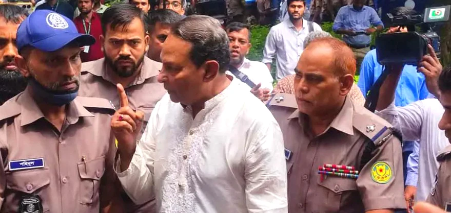 ”হাত ধরবেন না”- এজলাসে তোলার সময় পুলিশকে আঙুল উঁচিয়ে শাসালেন ইনু