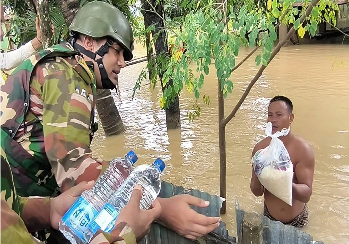বন্যা পরিস্থিতি মোকাবিলায় 'ইন এইড টু সিভিল পাওয়ার' এর আওতায়চট্টগ্রামের ৭ উপজেলায় সেনা মোতায়েন