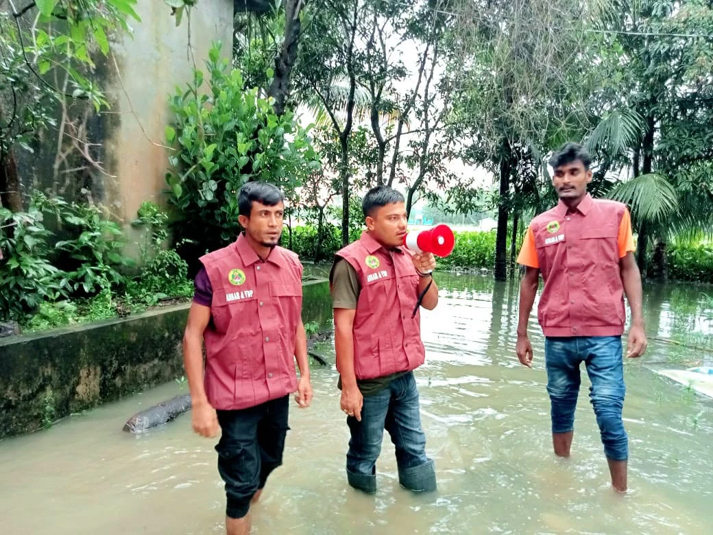 কক্সবাজারের বন্যাকবলিত এলাকায় উদ্ধার, জনসচেতনতা ও আশ্রয় কার্যক্রমে আনসার ও ভিডিপির মানবিক ভূমিকা