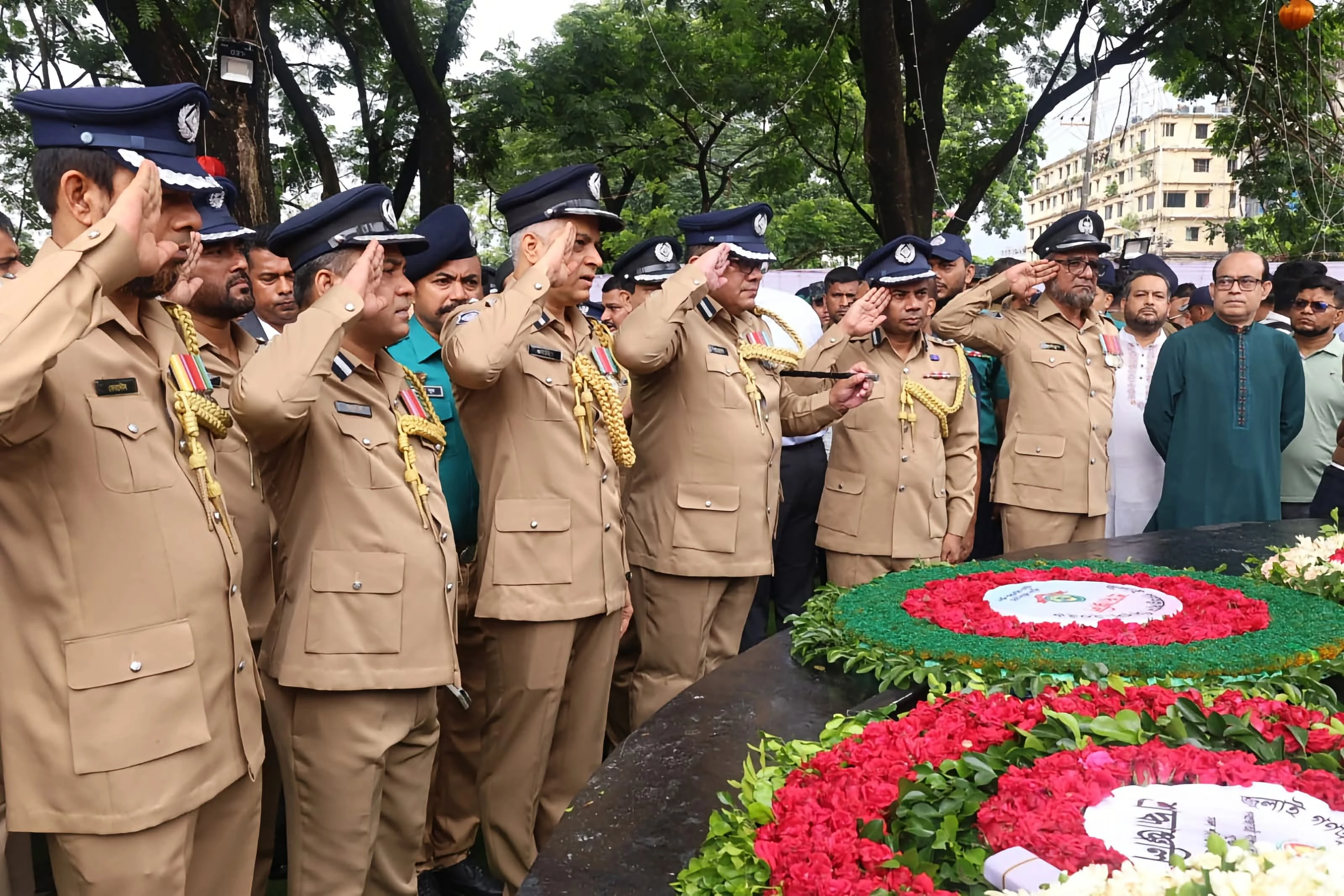 জুলাই গণঅভ্যুত্থান দিবস ২০২৬ উপলক্ষে জুলাই স্মৃতিস্তম্ভে চট্টগ্রাম মেট্রোপলিটন পুলিশ (সিএমপি)'র শ্রদ্ধাঞ্জলি