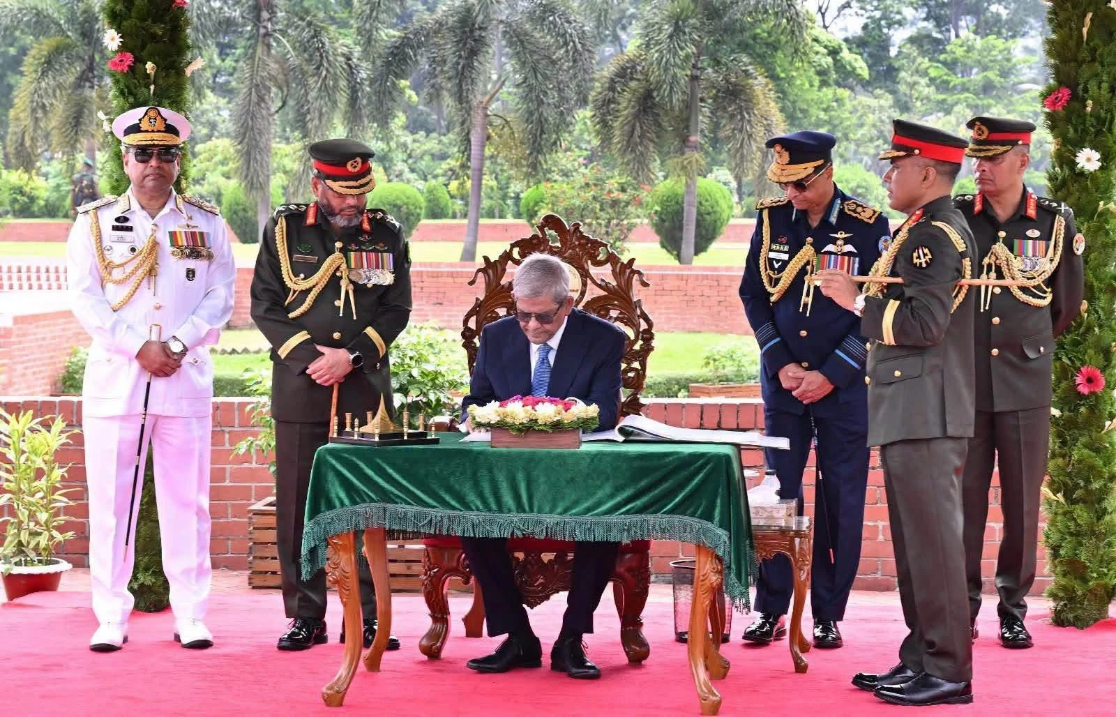 রাষ্ট্রপতি মির্জা ফখরুল ইসলাম আলমগীর দায়িত্ব নিয়ে স্মৃতিসৌধ পুষ্পস্তবক