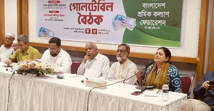 দেশ ছাড়ছেন গার্মেন্টস শ্রমিকরা, ন্যূনতম ৩০ হাজার টাকা মজুরি দাবি