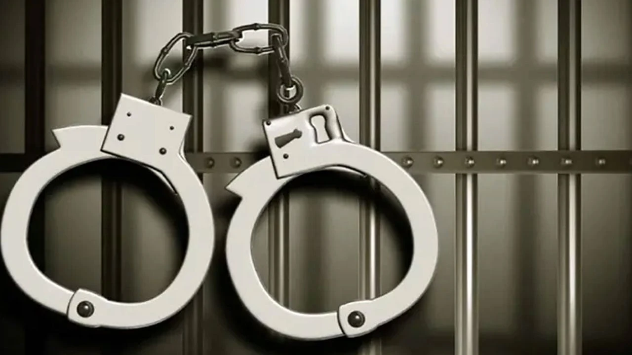 ধানমন্ডিতে দিনের আলোয় ৩৯ লাখ টাকা ছিনতাই, অস্ত্রসহ আটক ৩