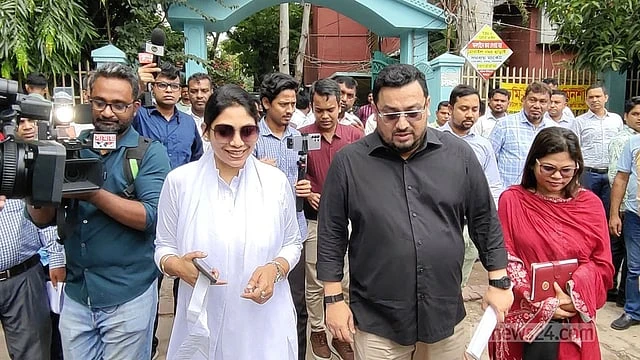 আকস্মিক পরিদর্শনে ভূমি প্রতিমন্ত্রী, হাজিরা খাতায় ‘আগাম স্বাক্ষর’ দেখে ক্ষোভ