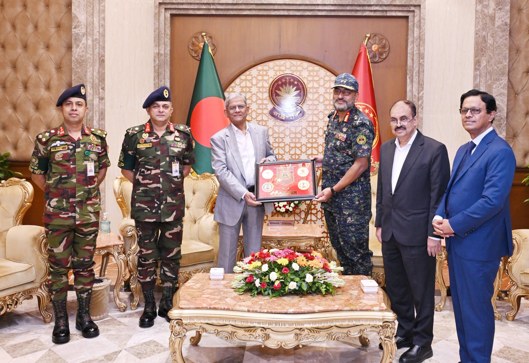 মহামান্য রাষ্ট্রপতির সঙ্গে আনসার-ভিডিপি মহাপরিচালকের সৌজন্য সাক্ষাৎ